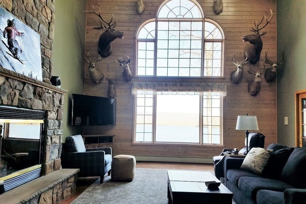 Pocono Area Lakefront Estate, Great For Kids, Pontoon Boat For Rent, Game Room.