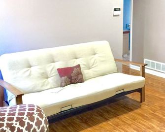 Peaceful Roomy Estate In the City (Limited Offer!) - Marietta - Living room