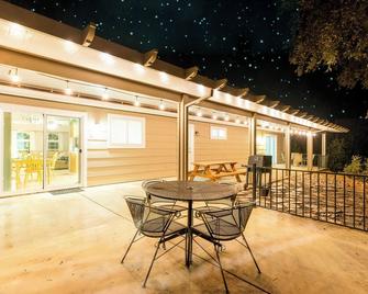 Riverside Manna - Mariposa - Patio