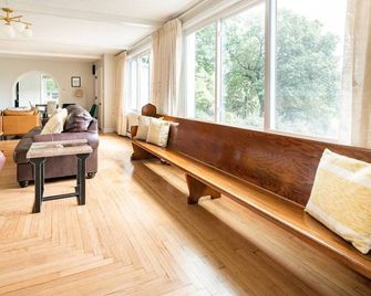 The Jeweler's Villa, Hot Tub! - Drums - Living room