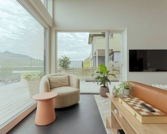 Hotel Vík - 3 BR Wellness Townhouses with Sauna, Jacuzzi & Panoramic Views - Klaksvík - Living room