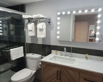 Marshall Lodge By OYO Hwy 65 - Marshall - Baño