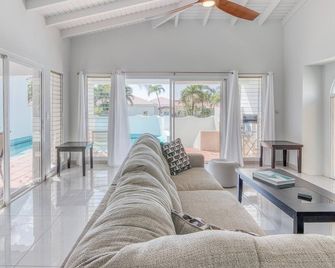 Charming 3BR Villa w Private Pool in Pelican Key - Simpson Bay - Huiskamer