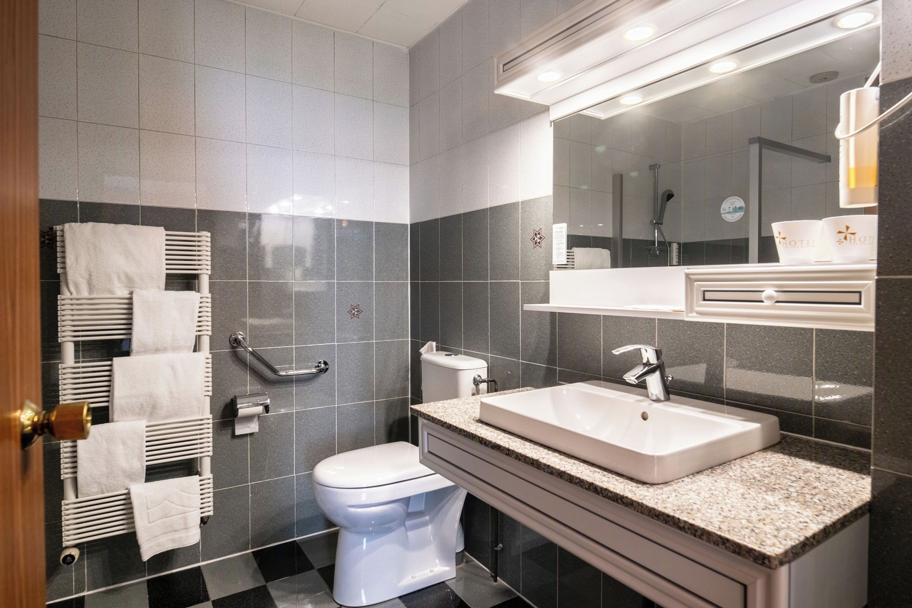 Contact Hôtel des Deux Moulins Limoges - Proche de la gare - לימוז'
