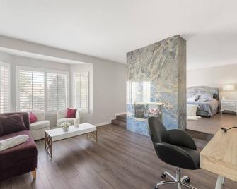 Near Airport and Outlet Mall 6 bedroom large house - Ontario - Living room