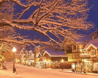 Icicle Village Resort, Luxury Queen Suite Condo. Just 1/2 mile from down town - Leavenworth - Edificio
