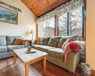Loon Mountain Townhome w/ Pool + Slope Views! - Lincoln - Living room