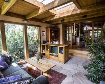Oasis Retreat Nestled Near World Renown Hiking - Sedona - Living room