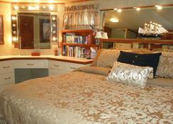 85' Luxury Yacht, sleeps 10, can be moved to Pier 40 San Francisco - Brisbane - Bedroom