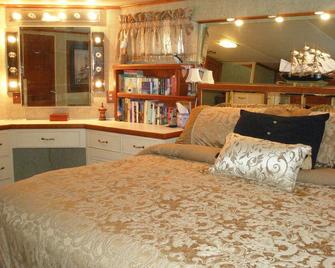 85' Luxury Yacht, sleeps 10, can be moved to Pier 40 San Francisco - Brisbane - Bedroom