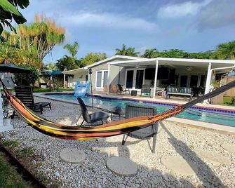Heated Pool House with Wi-Fi parking available BBQ GRILL(private duplex house) - Cutler Bay - Piscina