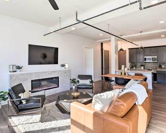 Walk To Unl Campus Dtwn Lincoln Loft Apt! - Lincoln - Living room