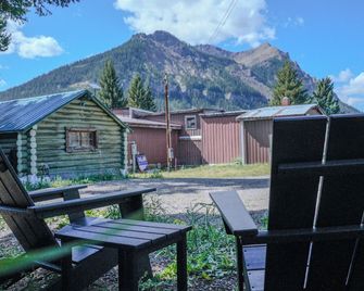 This Must Be The Place - Newly Renovated Cabin in Downtown Cooke City - Cooke City - Patio