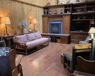 Peaceful lakeside getaway - Meredith - Living room