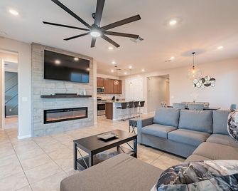 Saguaro Heaven, Charming 4-bedroom + sleeping sofa, WiFi,AC in Sahuarita AZ - Sahuarita - Living room
