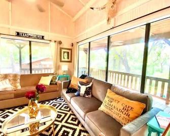 Amazing River House on private 20 acres! - Lockhart - Huiskamer