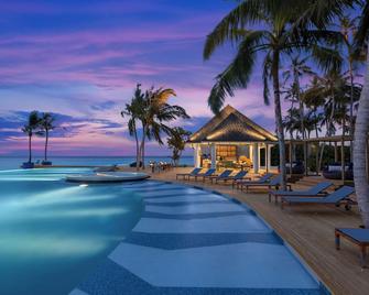 Avani+ Fares Maldives Resort - Fares - Piscina