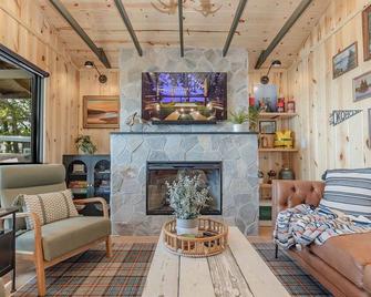 Brand New - Welcome to the Hygge House! - Spirit Lake - Living room