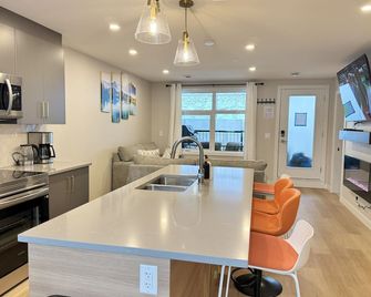 Banff Gateway Townhouse, Hot tub and BBQ - Harvie Heights - Kitchen
