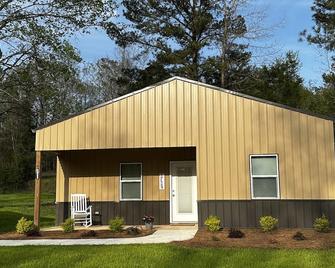 Cozy 2-BR house in a quiet country setting within minutes of Meridian w/WiFi - Meridian - Building