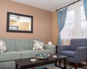 SB2-Downtown Munising, Deli and Brewery Across the Street - Munising - Living room