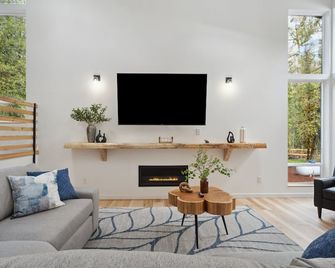 Sandy River Group Getaway 2 - Mount Hood Village - Living room