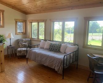 The Dairy at the Wegmueller Farm - stay on a Wisconsin farm! - Monroe - Living room