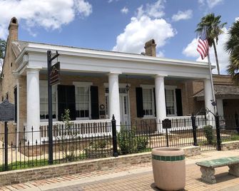 University Inn & Suites - Brownsville - Building