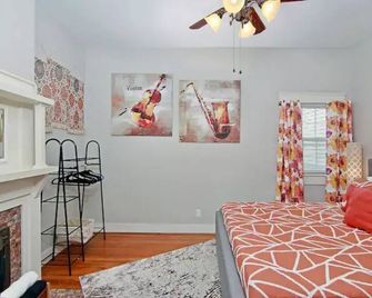 A cozy charming home with a home away home from feel. - Louisville - Habitación