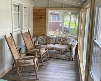 Waterfront, Rustic Cabin, Great Swimming, Own Dock, Raft - Tully - Living room