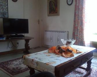 Triangle CH - F - D - nearby A36 motorway and the airport Basel - Fontaine - Comedor