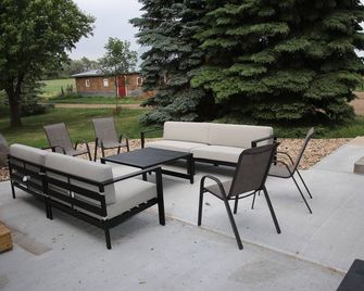 Spacious 6-bedroom farmhouse in lovely Chamberlain - Chamberlain - Patio