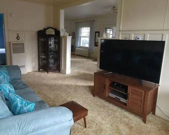 Spacious Family Home - Gloversville - Living room