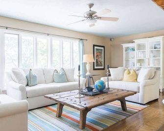 The Great Escape Blocks From Your Private Beach - Stevensville - Wohnzimmer