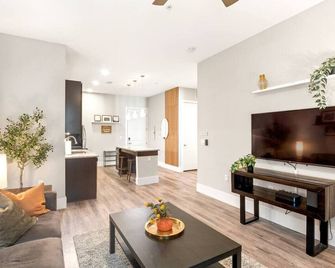 Red Rocks Retreat - Minutes to Shows, Hikes, Shops - Golden - Living room