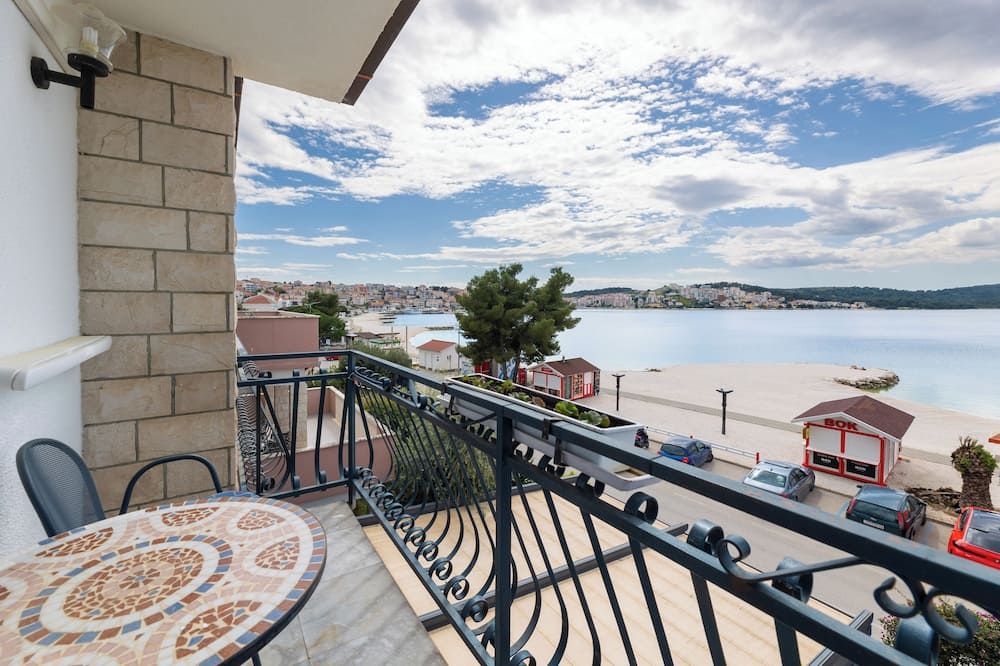 Villa Okruk-10 meters away from the beach