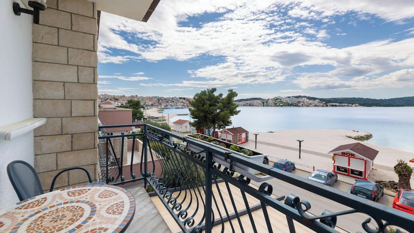 Villa Okruk-10 meters away from the beach