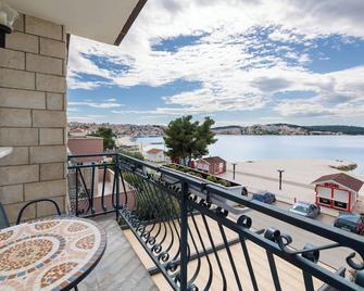 Villa Okruk-10 meters away from the beach - 特羅吉爾 - 陽台