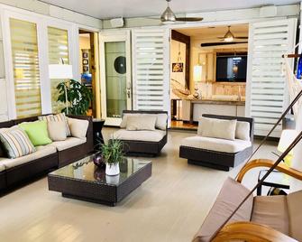Downtown Lafayette Home!! - Lafayette - Living room