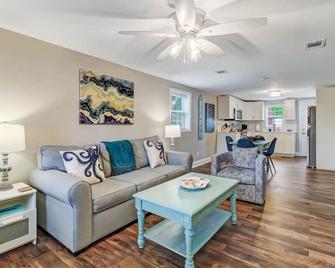 Tropical Beach Bungalow Down - Backyard - Grill - Across Street from Beach - Fernandina Beach - Oturma odası