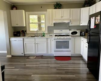 Quaint Cedar Shake Cottage. Stunning Views of Maple Lake. Pet-Friendly! - Paw Paw - Kuchyň