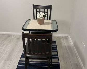 Brand New, Modern & Spacius guest Suite - Regina - Dining room