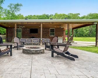 Chic & Cozy Home w/ Game Room & Firepit! - Kingston Springs - Patio