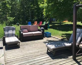 Beautiful cottage located on Mudge Bay, Kagawong, Manitoulin Island Ontario. - Gore Bay - Patio