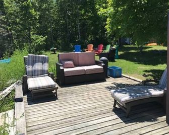Beautiful cottage located on Mudge Bay, Kagawong, Manitoulin Island Ontario. - Gore Bay - Patio