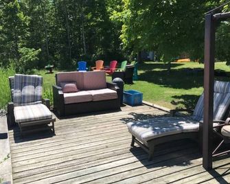 Beautiful cottage located on Mudge Bay, Kagawong, Manitoulin Island Ontario. - غور باي - شرفة مرصوفة