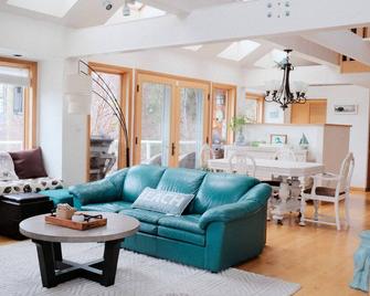 Wraparound Deck w/ Ocean and Mountain Sunset Vista - Fanny Bay - Living room