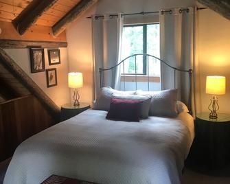 A Log Cabin in the Woods - Mazama - Bedroom