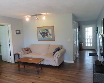 Lake life at its best. Lots of options for activities. Very pet friendly! - Gaylesville - Sala de estar