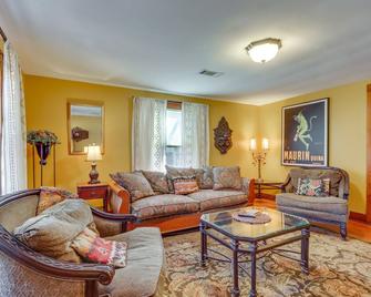 2 Mi to UA Central Fayetteville Home with Patios - Fayetteville - Sala de estar